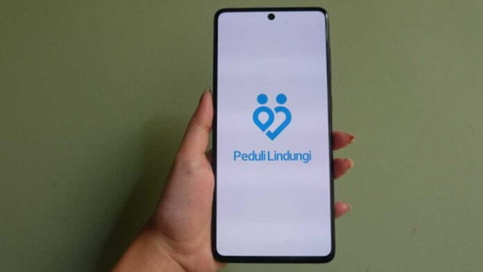 Seseorang membuka aplikasi PeduliLindungi di smartphone
